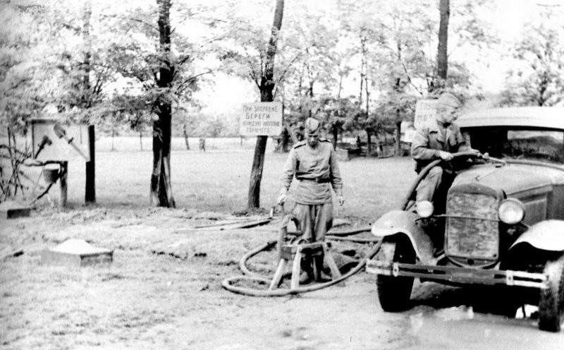 Грузовик ГАЗ-АА на заправочной станции с ручной помпой. 1944 г. 