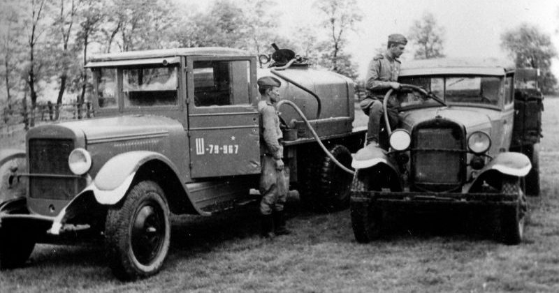 Топливозаправщик на базе грузовика ЗиС-5 заправляет грузовик ГАЗ-АА. 1944 г.