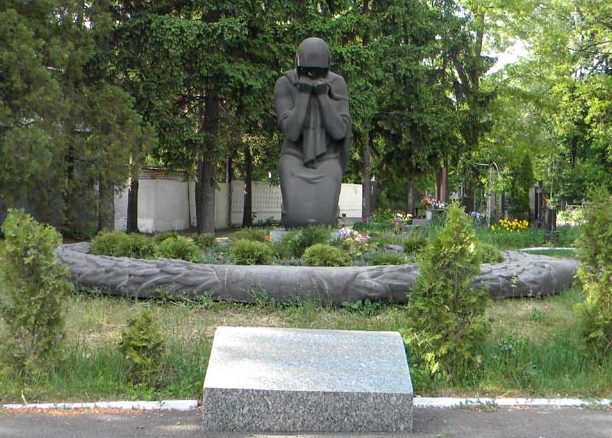 г. Днепр. Памятник на гражданском кладбище, установленный в 1967 году на братской могиле расстрелянных патриотов во дворе школы №9 в период оккупации города. 