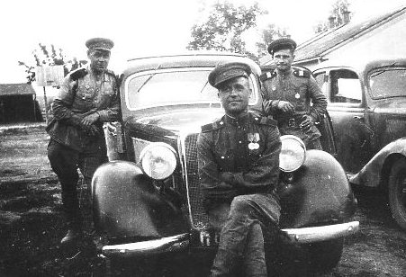 Шоферы штабных машин. 1944 г. 