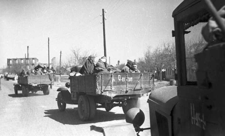 Раненых советских бойцов везут в тыл на грузовиках ГАЗ-АА в Австрии. Март 1945 г. 