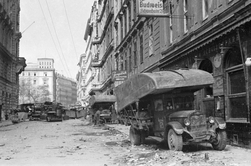 Машины тяжелого понтонного парка Н2П на базе ЗИС-5 на улице Вены. Апрель 1945 г. 