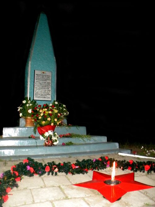 г. Днепр. Памятник героям форсирования р. Днепр в октябре 1943 года, установленный на острове Славы у Приднепровской ГРЭС.