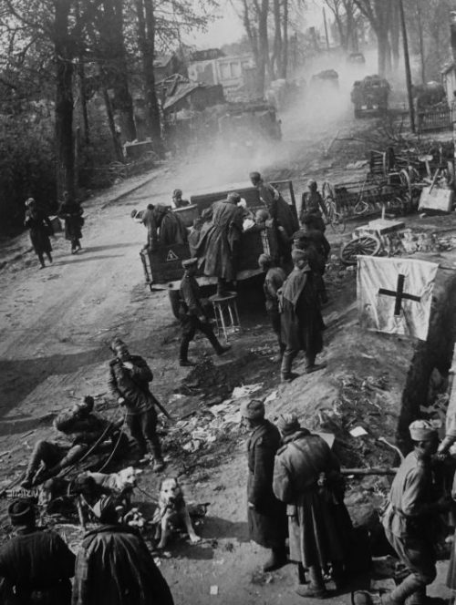 Погрузка раненых солдат в районе поселка Цехин. Апрель 1945 г.