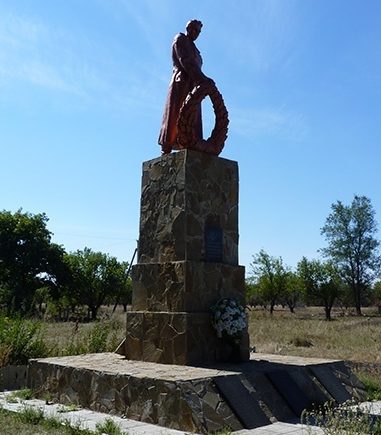 с. Марьяновка Верхнеднепровского р-на. Памятник, установленный на братской могиле советским воинам, погибшим в боях за село.