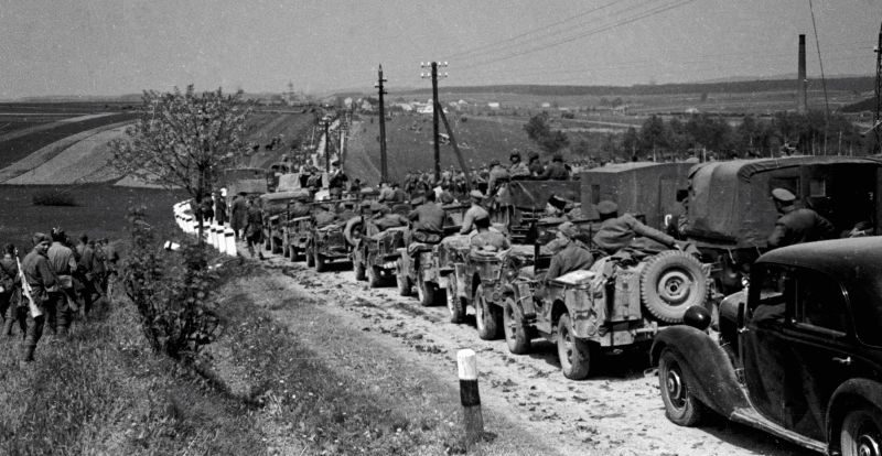 Советские войска на дороге у Брно-Прага. Май 1945 г. 