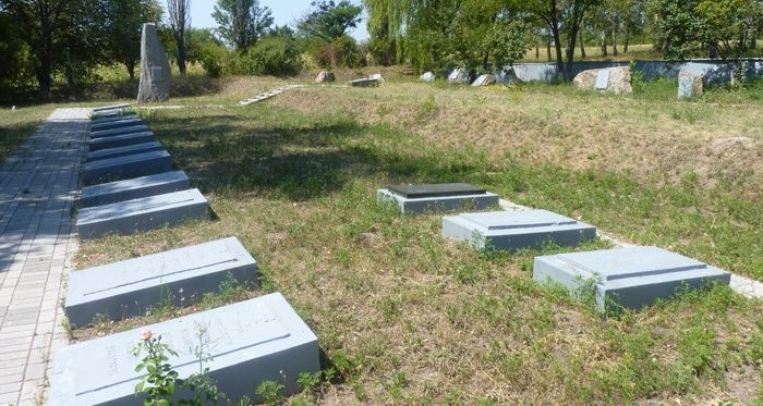 Братские могилы на мемориале. 