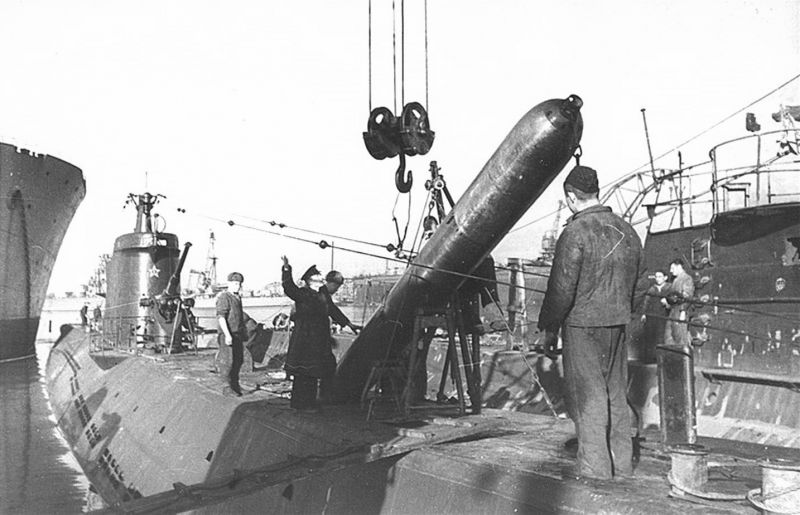 Погрузка торпеды на подлодку Л-23 в порту Поти. 1943 г. 