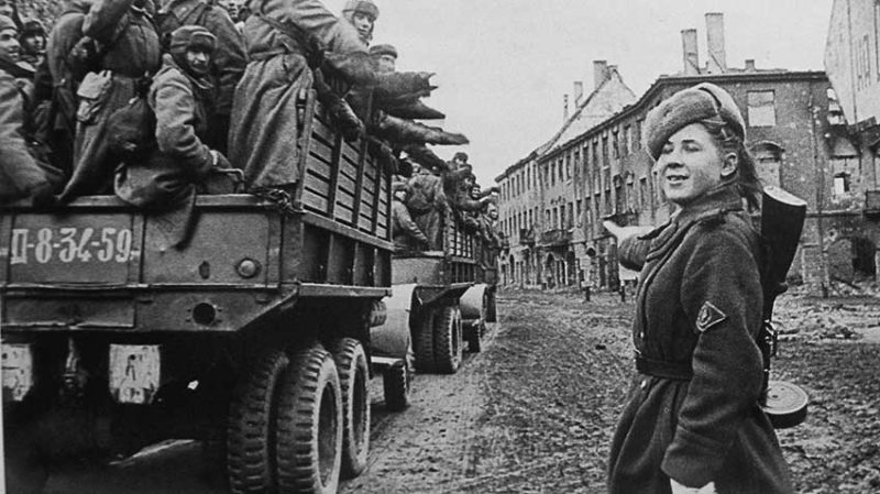 Грузовики «Студебекер» на улицах Берлина. Май 1945 г.