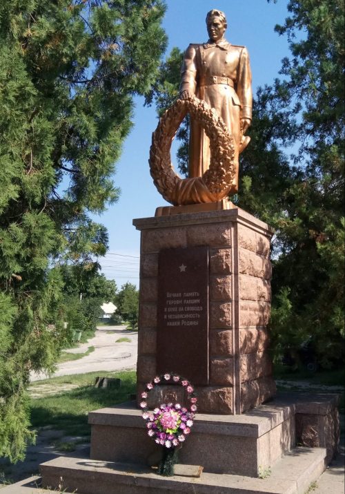 г. Днепр пос. Рыбальский. Памятник, установленный на братской могиле 11 советских воинов, погибших при освобождении города.