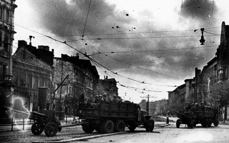 Грузовики «Студебекер» на улицах Берлина. Май 1945 г. 