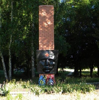 г. Днепр. Памятник по улице Воспоминаний, установленный на братской могиле советских воинов, погибших при освобождении города в сентябре 1943 г. 