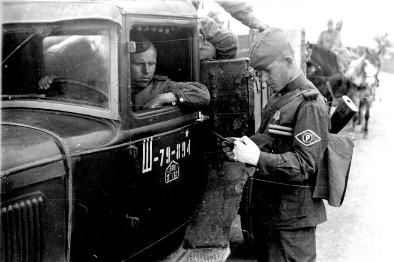 Регулировщик проверяет документы у водителя грузовика ГАЗ-АА. Австрия, май 1945 г.