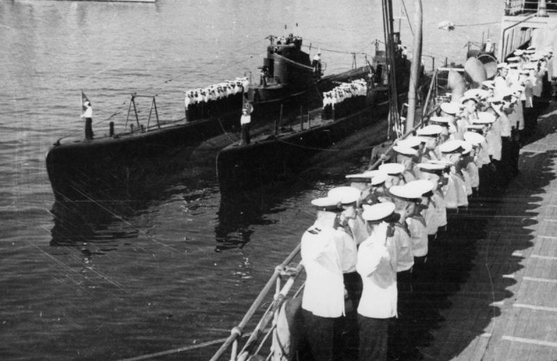 Торжественное построение экипажей подлодок Щ-201, Щ-202 и Щ-209. 1943 г. 