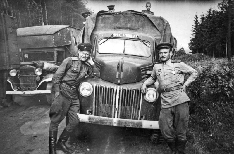 Красноармейцы у грузовика Форд. Май 1945 г. 