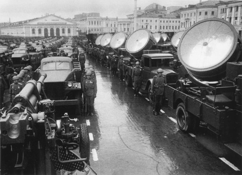 Салютные расчеты на Манежной площади перед парадом Победы. Июнь 1945 г. 