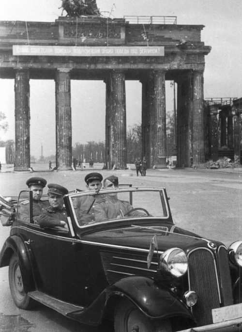 Советские офицеры в трофейном автомобиле БМВ-319 у Бранденбургских ворот Берлина. Июнь 1945 г.