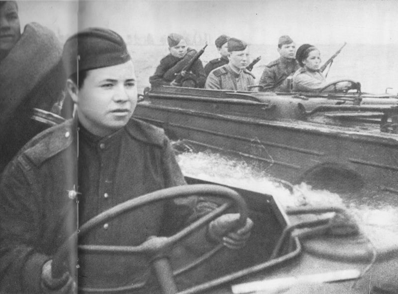 Советские части на амфибиях Ford-GPA американского производства форсируют реку Одер.1945 г. 