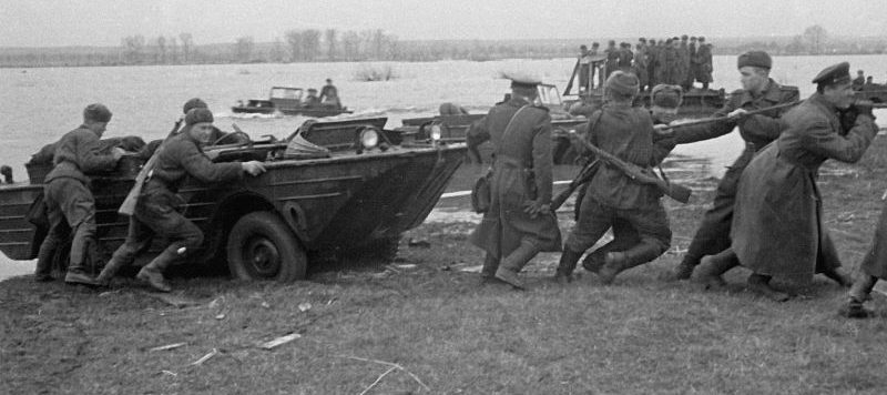 Советские части на амфибиях Ford-GPA американского производства форсируют реку Одер.1945 г. 