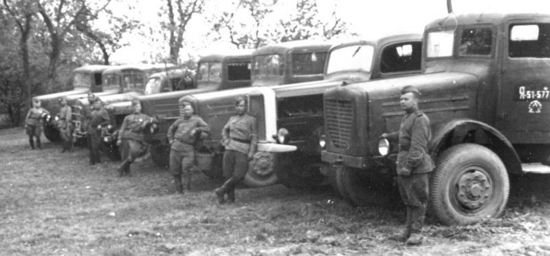 Советские водители у трофейных немецких грузовиков. 1945 г. 