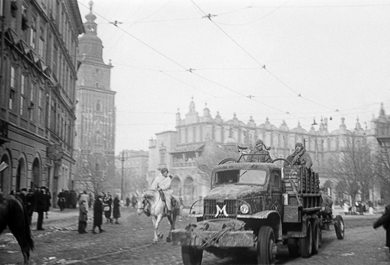 Красноармейцы на грузовике GMC в Кракове. 1945 г. 