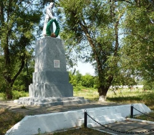 с. Баловка Днепровского р-на. Памятник, установленный на братской могиле советских воинов, погибших при освобождении села.