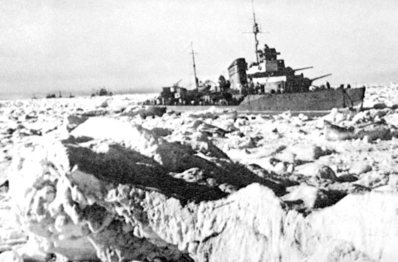 Эсминец Северного флота эскортирует транспортные суда по северному морскому пути. 1944 г. 