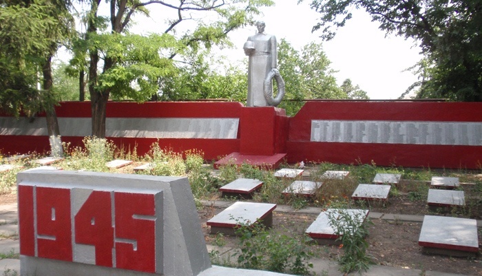г. Подгородное Днепровского р-на. Мемориал, установленный в 1956 году на братской могиле, в которой похоронено 29 советских воинов, погибших в боях за город и памятный знак погибшим землякам. 