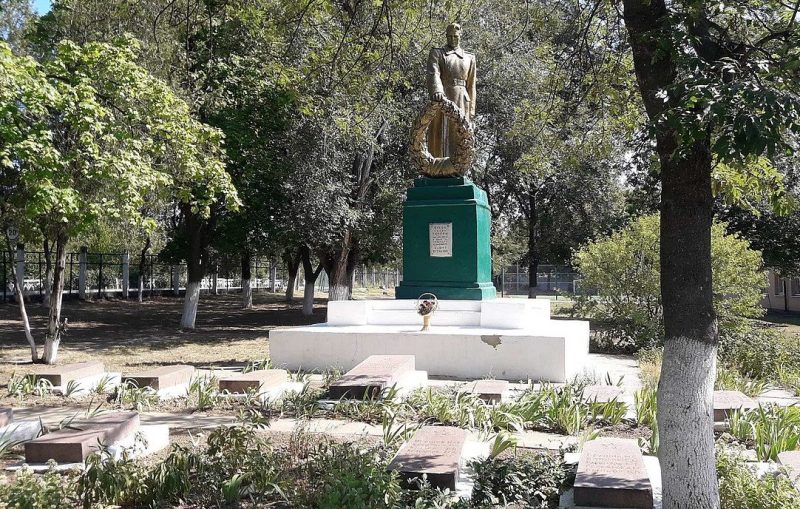 г. Подгородное Днепровского р-на. Мемориал, установленный в 1957 году на братской могиле, в которой похоронено 13 советских воинов, погибших в боях за город.