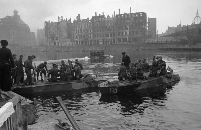 Полуглиссеры 1-го отдельного отряда Днепровской военной флотилии переправляют войска через реку Шпрее в Берлине. Май 1945 г. 