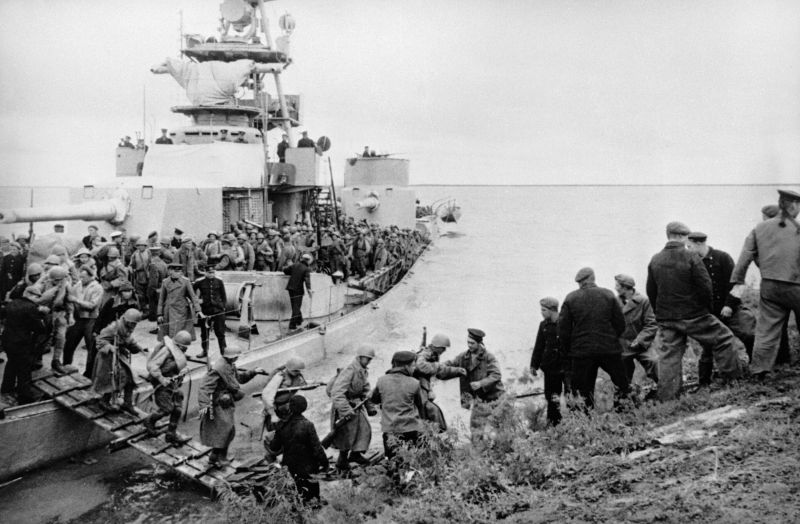 Высадка десанта с монитора Амурской флотилии на реке Сунгари. 2-й Дальневосточный фронт. Август 1945 г. 