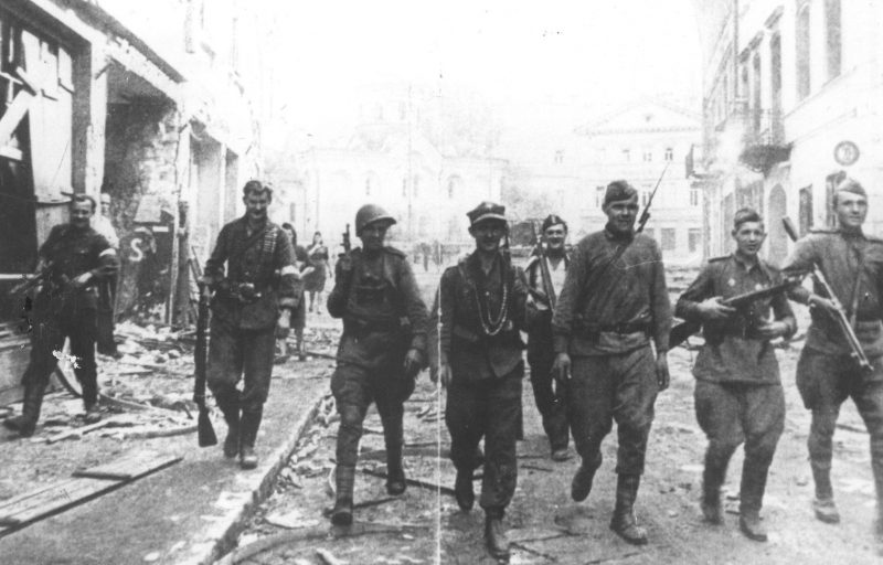 Бойцы РККА и партизаны АК совместно патрулируют улицы освобождённого Вильнюса.