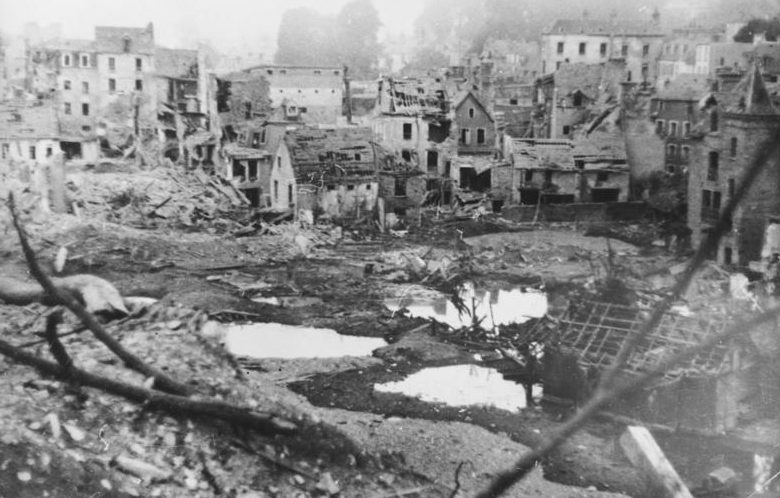 Сен-Ло после бомбардировки.