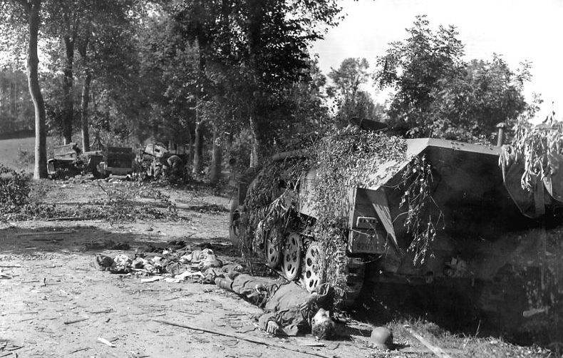 Уничтоженная в ходе операции «Lüttich» немецкая колонна.