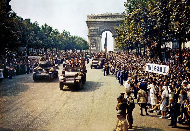 Жители Парижа приветствуют союзников на Елисейских Полях. 26 августа 1944 года.