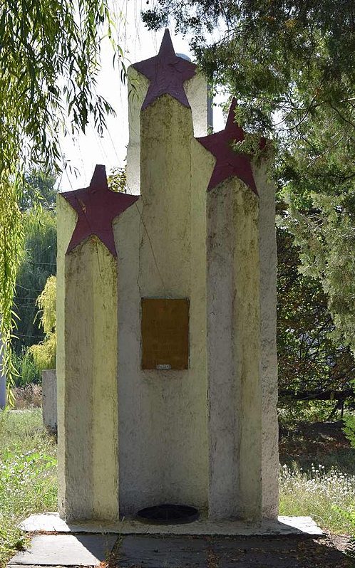 г. Каменское (Днепродзержинск). Памятник воинам-трамвайщикам, погибших на войне, установленный в 1985 году на территории трамвайного управление депо №1. 