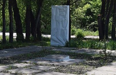 г. Каменское (Днепродзержинск). Братская могила 50 мирных жителей - жертв фашизма, расстрелянных в августе 1941 года. 