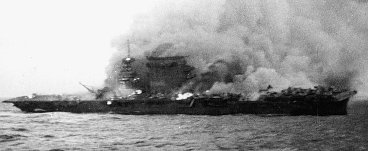 Команда горящего американского авианосца «Лексингтон» готовится покинуть корабль. Май 1942 г. 