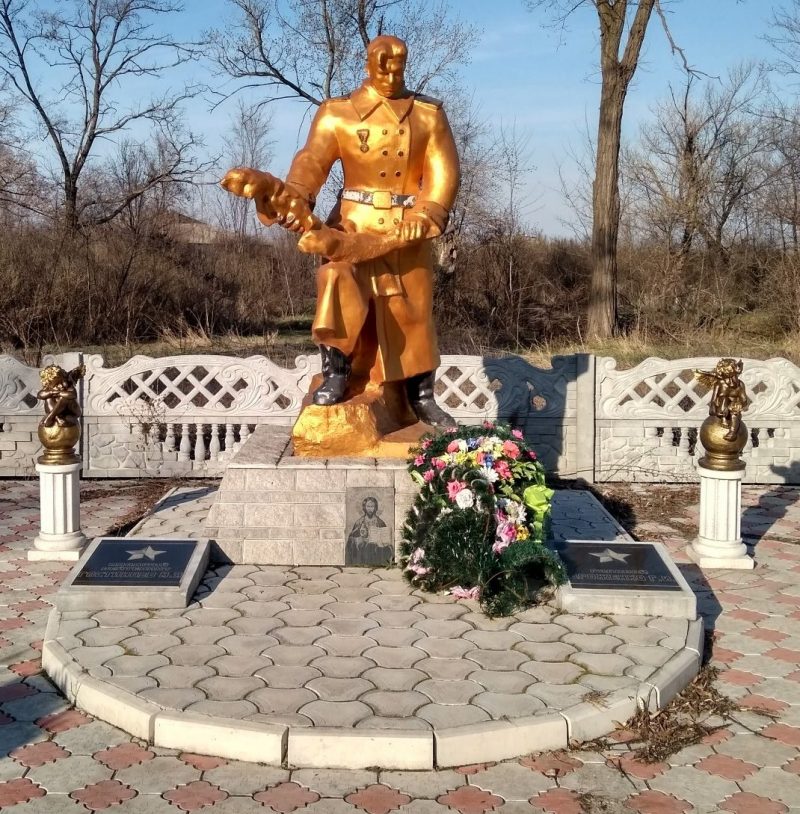 с. Гейковка Криворожского р-на. Памятник, установленный в 1957 году на братской могиле 2 советских воинов, погибших при освобождении поселка в октябре 1943 года - марте 1944 года.