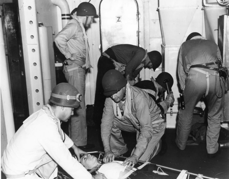Военные медики у носилок с раненым на борту корабля. Октябрь 1942 г. 