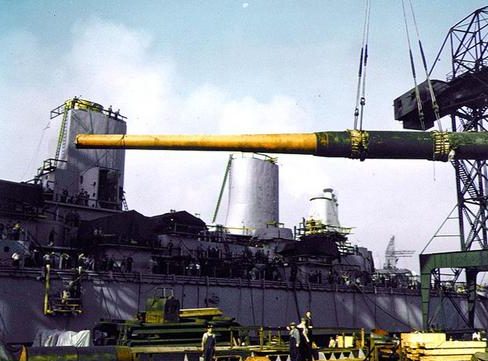 Установка башенный 16-дюймовых пушечных башен на линкоре «Iowa». 1942 г.