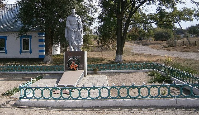 с. Каменное Поле Криворожского р-на. Памятник, установленный на братской могиле, в которой похоронено 52 советских воина, погибших при освобождении села в октябре 1943 года - феврале 1944 года. 