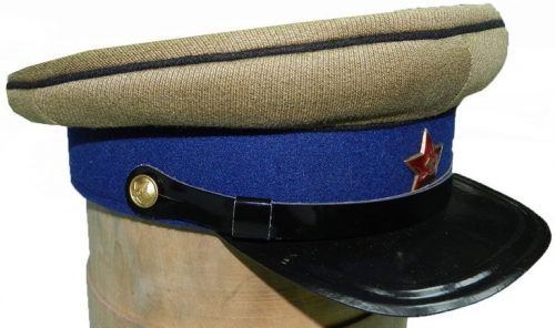 Фуражки командного и начальствующего состава кавалерии РККА образца 1935 года.
