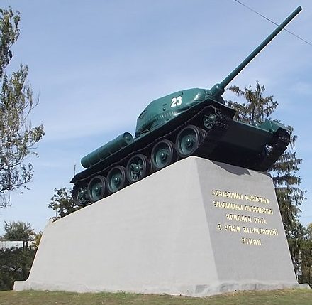 г. Кривой Рог. Памятник-танк Т-34, установленный в 1972 году.