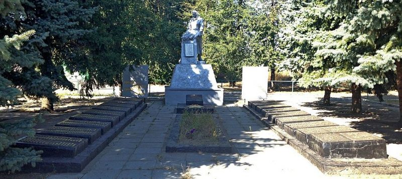 с. Ивановка Петриковского р-на. Мемориальный комплекс, установленный в 1957 году у братских могил, где похоронено 25 воинов павших при освобождении села.