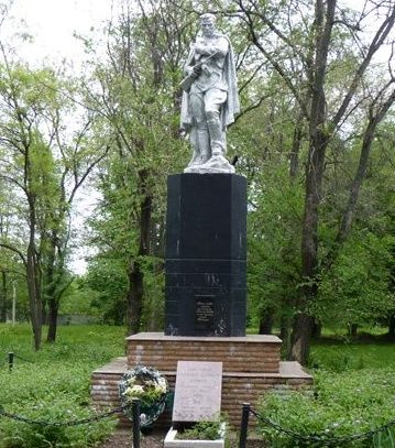 с. Шевченковка Магдалиновского р-на. Памятник, установленный на братской могиле воинов, погибших в боях за село.