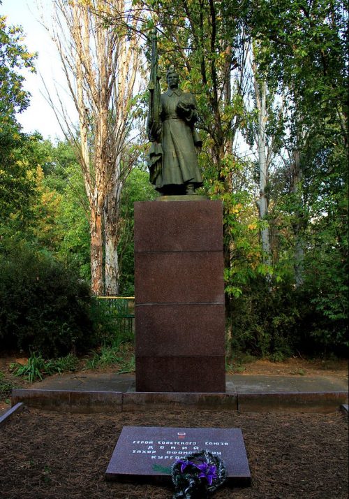 г. Марганец. Памятник во дворе школы №5, установленный на братской могиле 14 офицеров и курсантов Одесского артучилища, погибших 7 августа 1941 года.