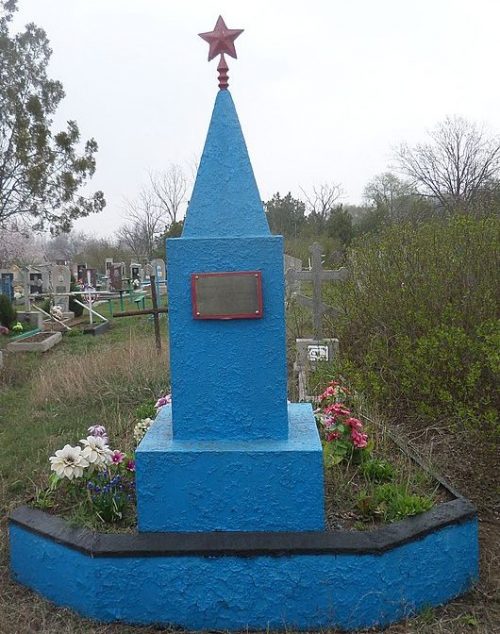 г. Марганец. Братская могила 5 советских воинов, погибших при освобождении города 6 февраля 1944 года.