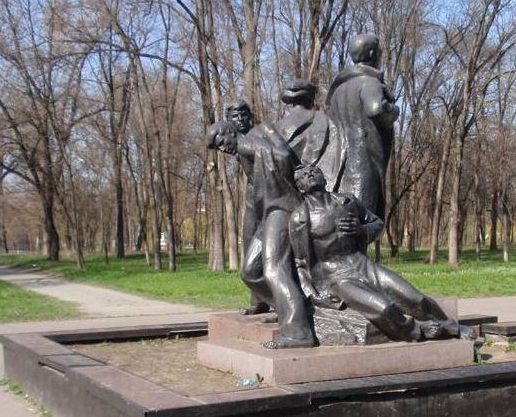 г. Кривой Рог. Памятник, установленный на братской могиле 5 комсомольцев-подпольщиков, расстрелянных 17 сентября 1943 года.