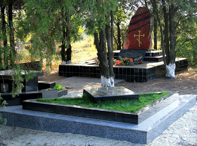 г. Марганец. Памятник на гражданском кладбище 76 советских воинов, погибших при освобождении города.